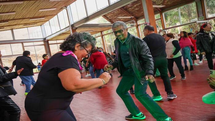 Nuestros queridos vecinos de la ‘Casa del Adulto Mayor’ vivieron una tarde especial y llena de alegría al celebrar su cumpleaños con una temática de los 70’s. Recordando momentos de su juventud disfrutaron este evento singular con trajes de esa época en el Parque La Cabaña. Gracias a la iniciativa de nuestro alcalde 𝐉𝐡𝐨𝐯𝐢𝐧𝐬𝐨𝐧 𝐕𝐚𝐬𝐪𝐮𝐞𝐳, se brindó este espacio para el sano entretenimiento de este valioso grupo de vecinos. Con una gestión de rostro humano, ¡Ventanilla crece con su gente!