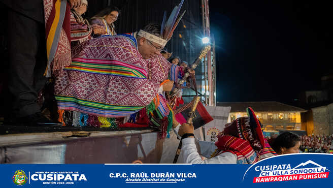 la Municipalidad de Cusipata, rindieron su saludo a la ciudad milenaria. Honramos a nuestros ancestros y miramos con esperanza hacia un futuro lleno de progreso y unidad.