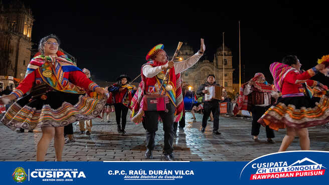la Municipalidad de Cusipata, rindieron su saludo a la ciudad milenaria. Honramos a nuestros ancestros y miramos con esperanza hacia un futuro lleno de progreso y unidad.