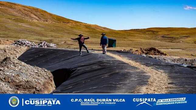 Alcalde de cusipata inspecciona ejecucion del proyecto de siembra y cosecha de agua en la comunidad de Chillihuani