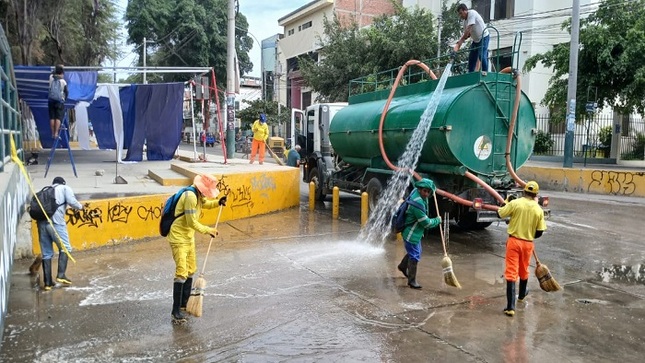 Desinfectan zonas limpias de desague 