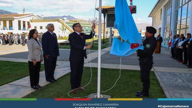 📌El pleno del concejo provincial  y el gerente de Seguridad Ciudadana realizaron el izamiento del pabellón nacional y la bandera de Cajamarca, contando con la participación de todos los colaboradores de la Municipalidad Provincial de Cajamarca.
👉Este primer lunes de mes, tiene una celebración especial por el Trigésimo tercer aniversario de creación del servicio de Serenazgo. El regidor y presidente de la comisión de Seguridad Ciudadana, Arturo Cabanillas, felicitó y agradeció el esfuerzo que hacen todos los integrantes de la gerencia de Seguridad Ciudadana, sobre todo al cuerpo de serenos que cumplen un año más desde su creación.  
¡Felicidades Serenazgo Municipal!