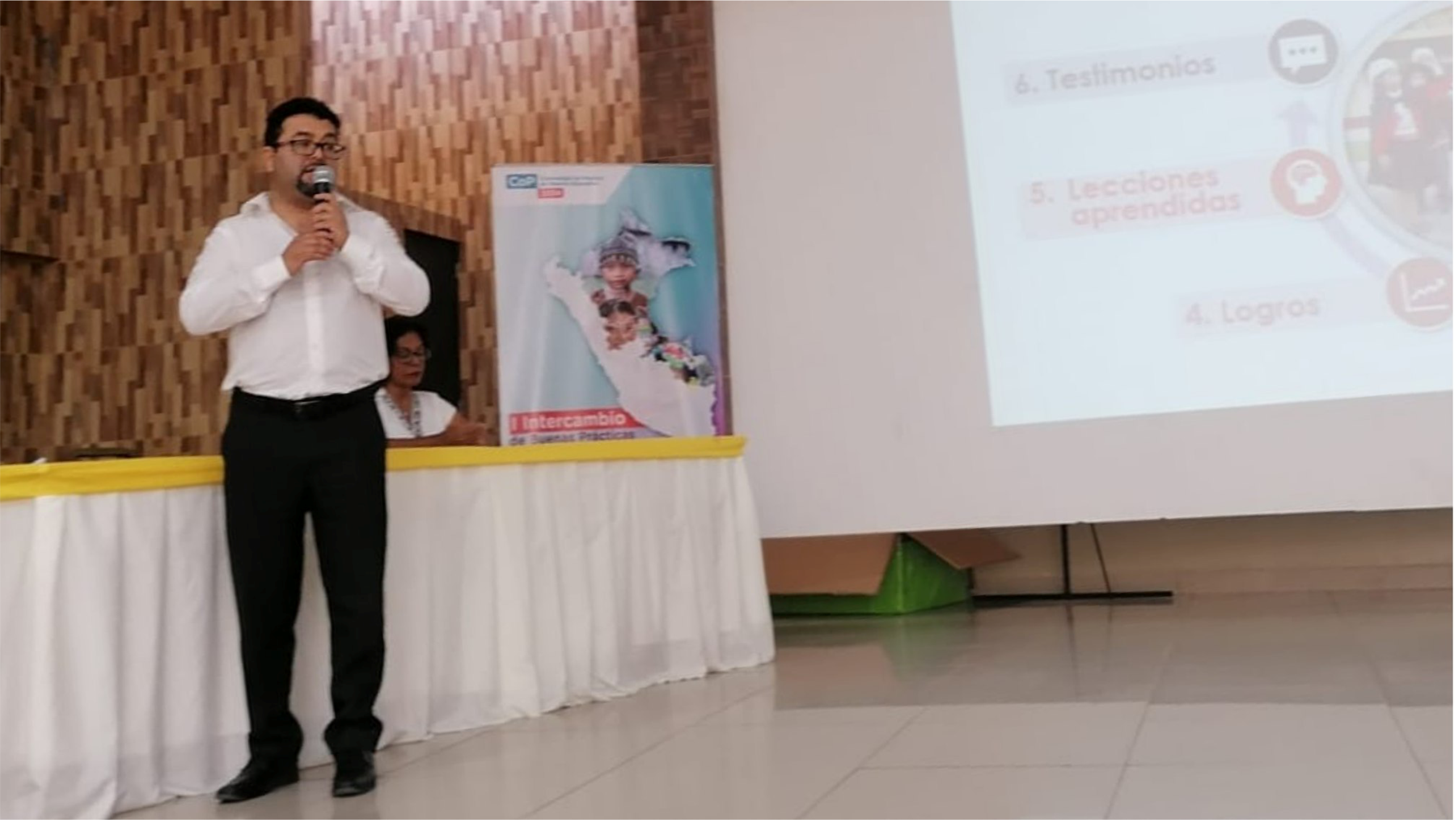 La DRE Amazonas destaca en Pucallpa con su premiada gestión educativa, mejorando la calidad y compartiendo innovaciones.
