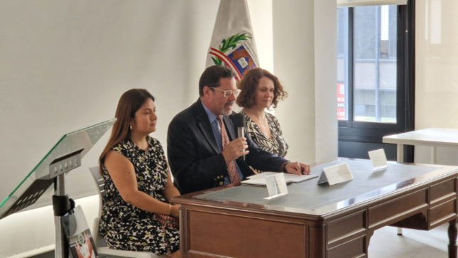 Consulado en Barcelona facilita información a peruanos acerca de visados y homologación de títulos en España
