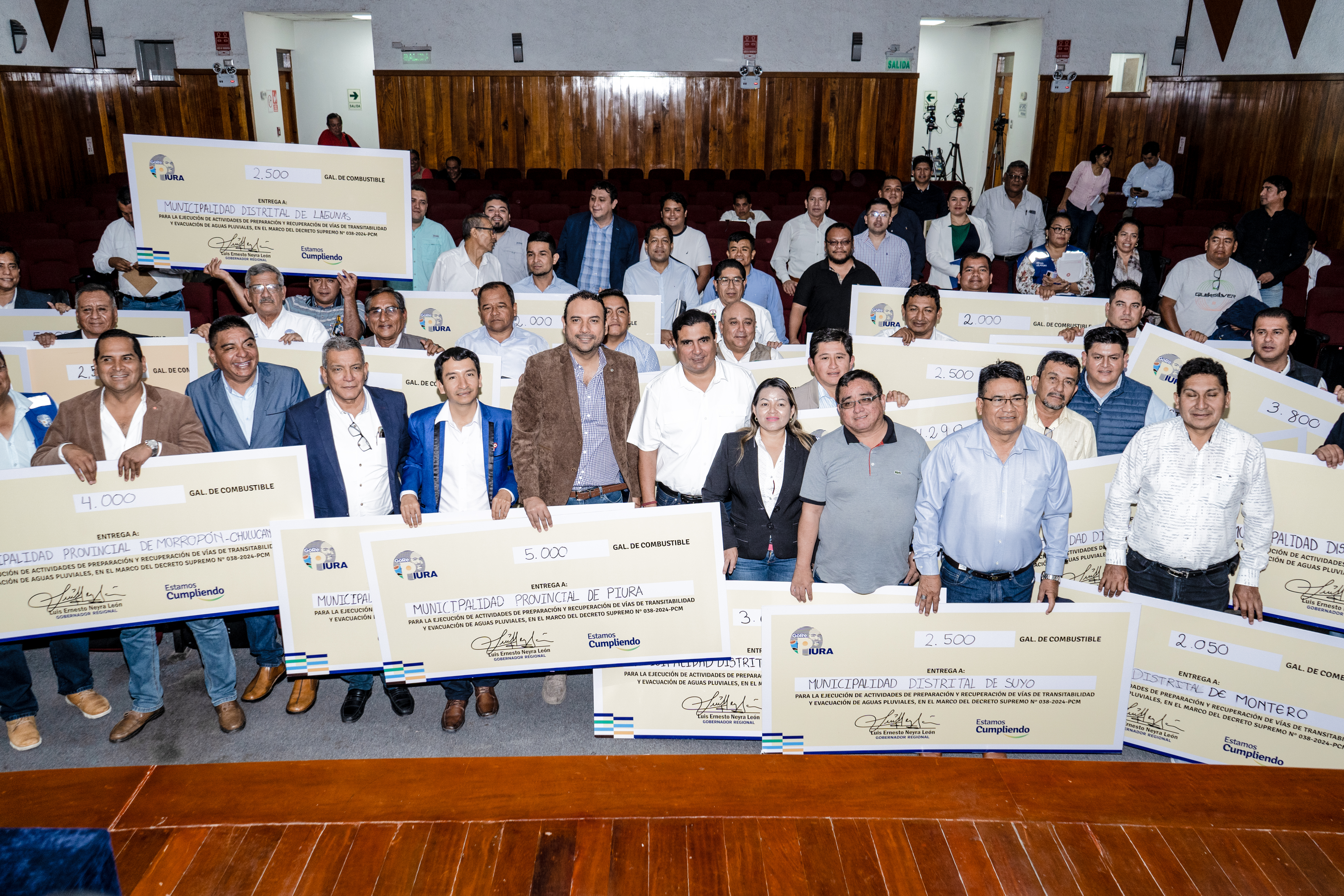 Gobernador Luis Neyra entrega vales de combustible por más de 180 mil galones a 28 municipalidades