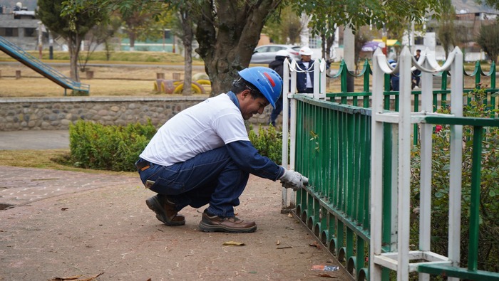 Colaboradores de Electrocentro mejoran condiciones del parque Grau con el pintado y la instalación de luces LED