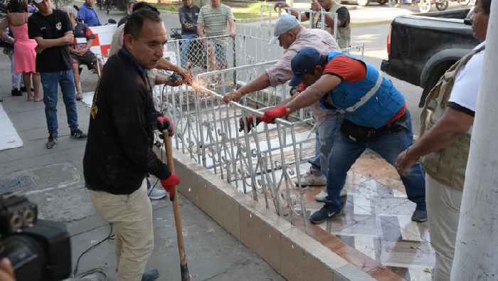 Retiran estructuras de la vía pública