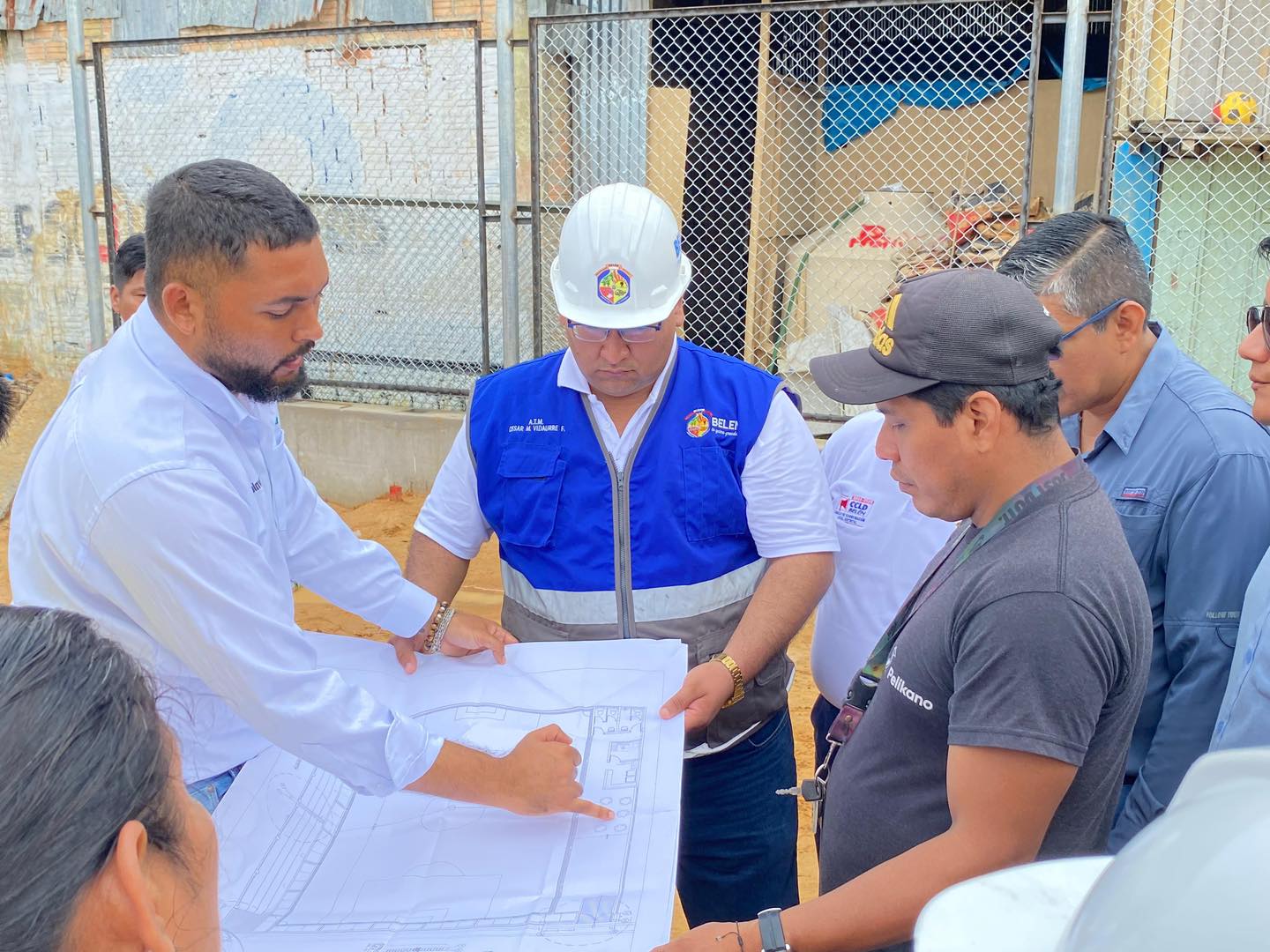 Supervisión el avance de la construcción de la nueva losa deportiva en el Asentamiento Humano Paraíso