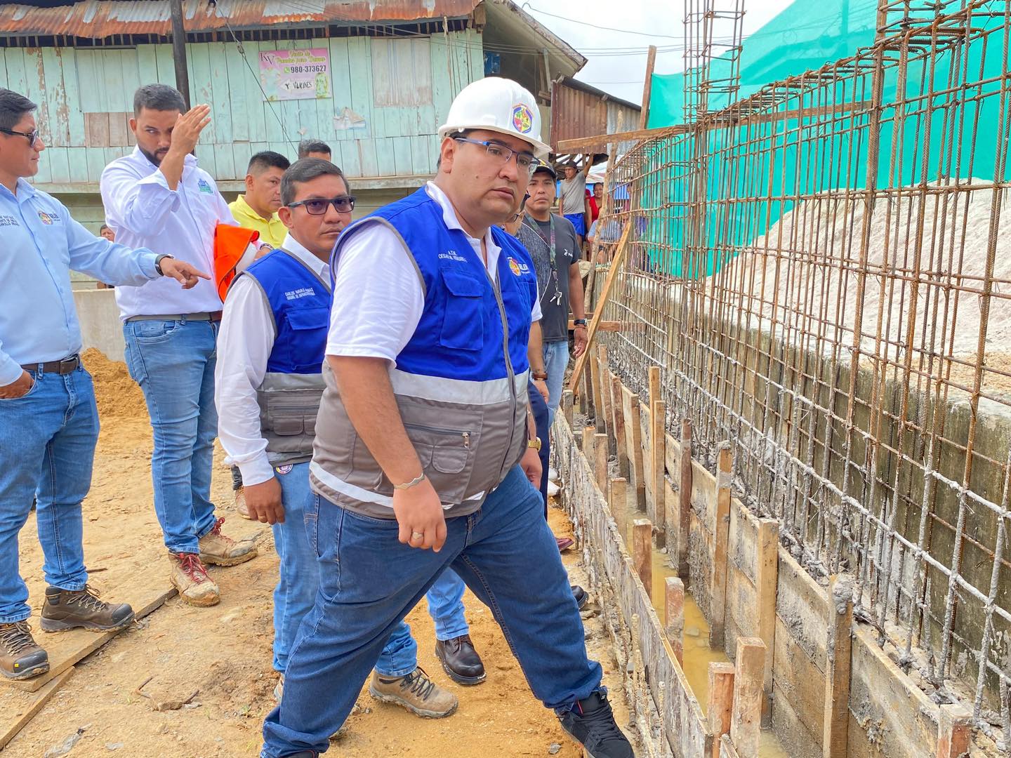 Supervisión el avance de la construcción de la nueva losa deportiva en el Asentamiento Humano Paraíso