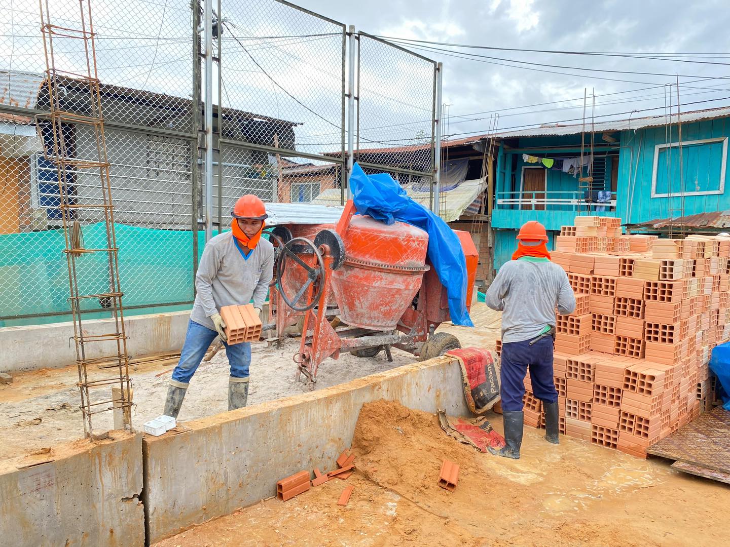 Supervisión el avance de la construcción de la nueva losa deportiva en el Asentamiento Humano Paraíso