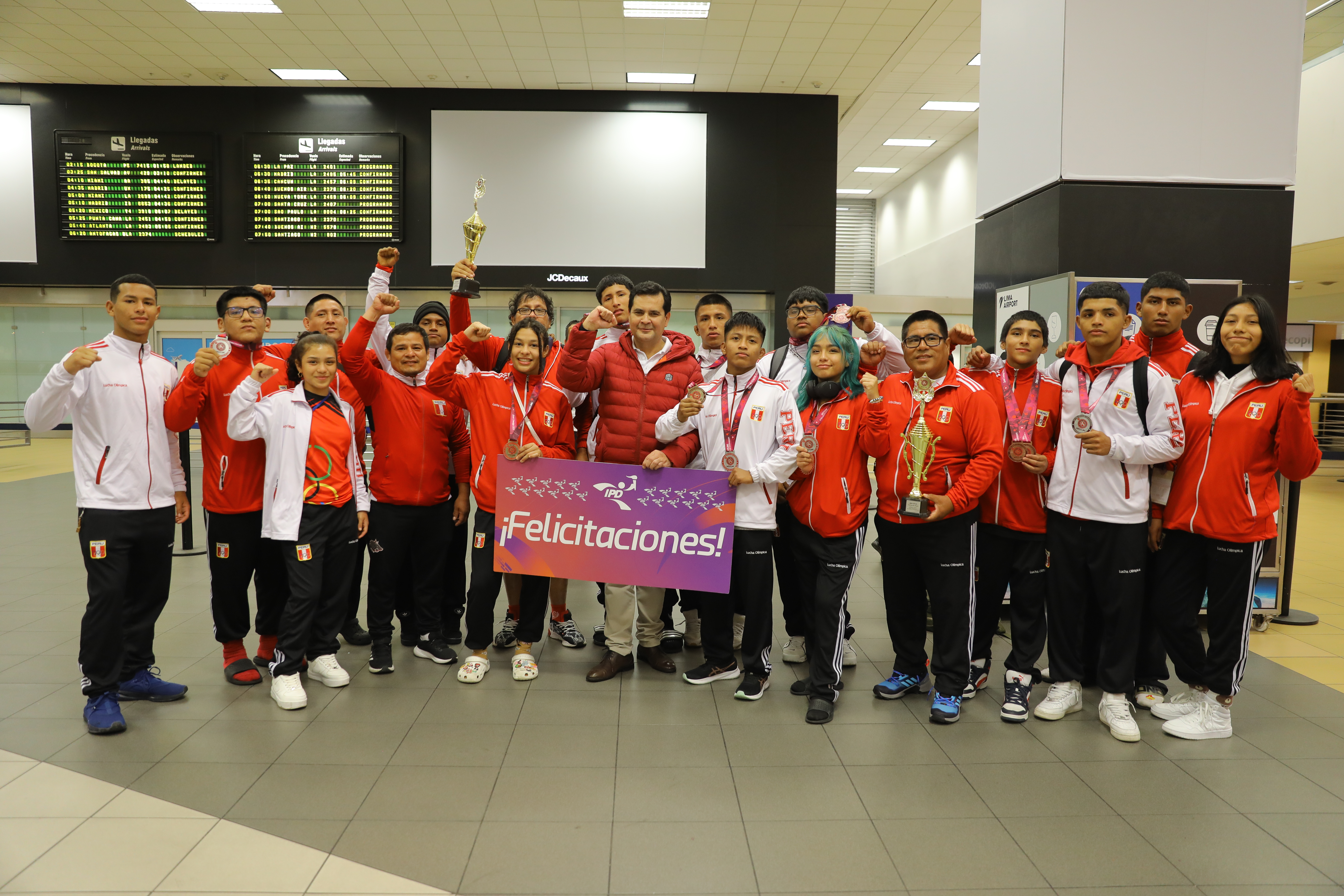 ●	Presidente del IPD, Federico Tong Hurtado, recibió a los medallistas en el Aeropuerto Jorge Chávez.