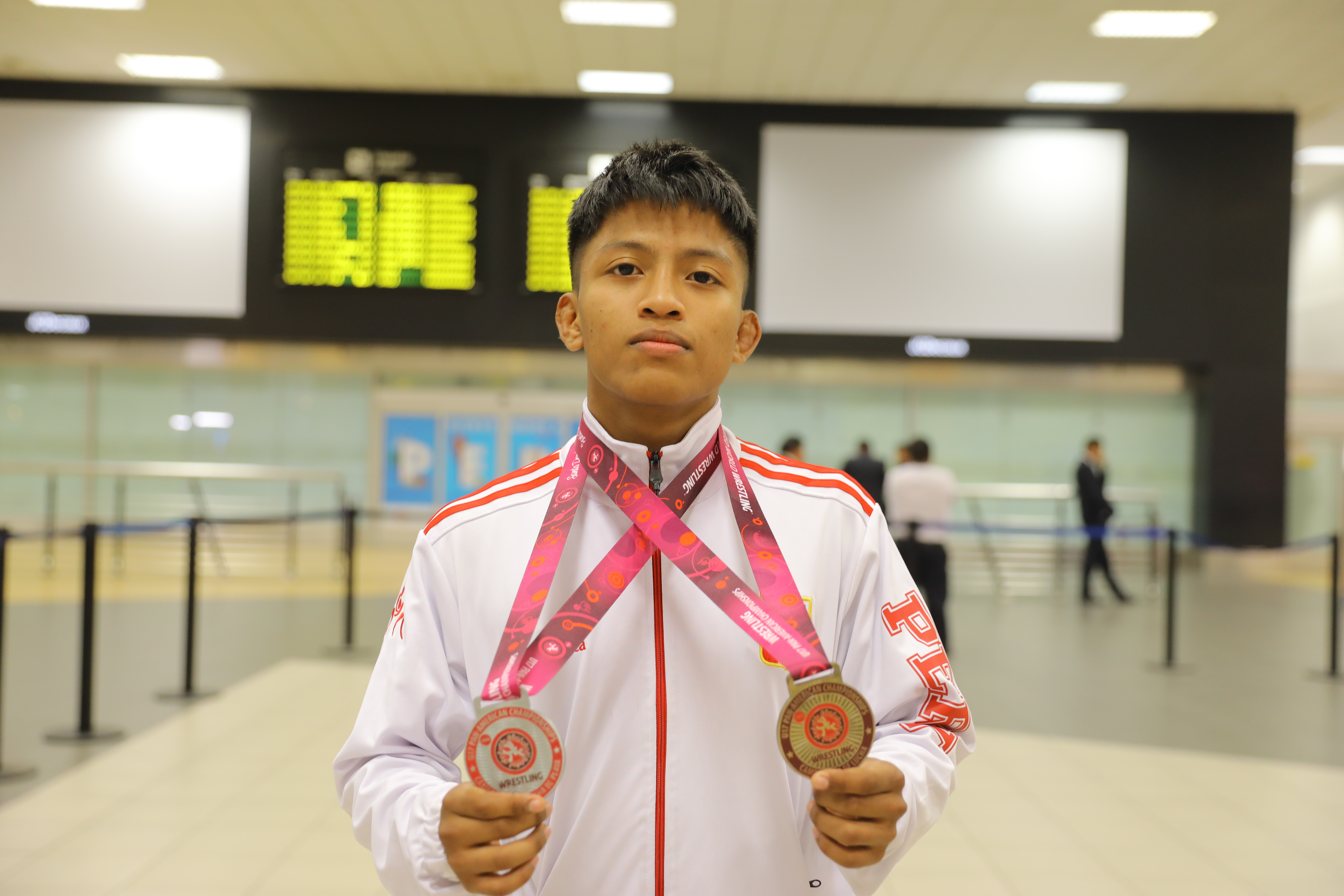 ●	Presidente del IPD, Federico Tong Hurtado, recibió a los medallistas en el Aeropuerto Jorge Chávez.
