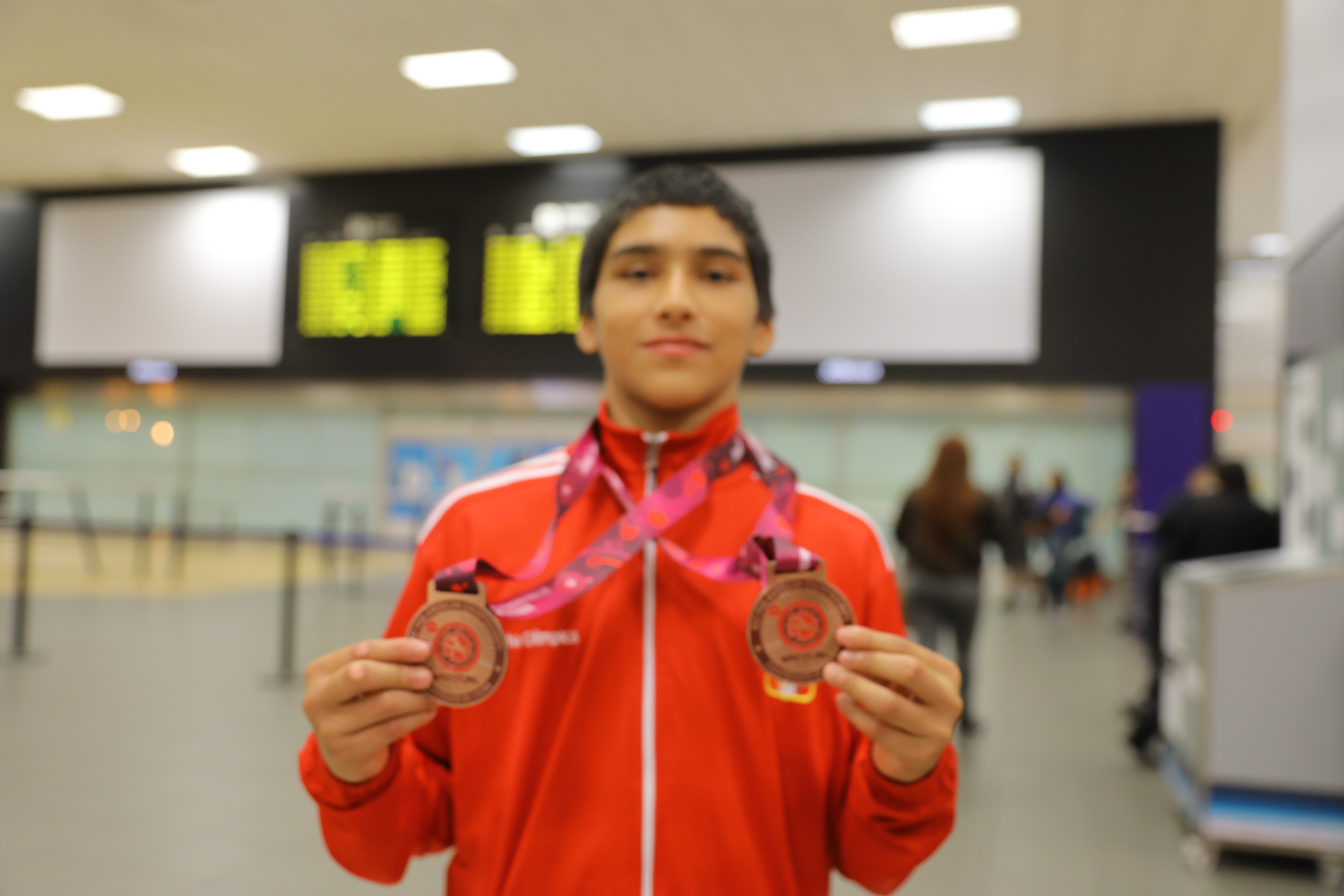 ●	Presidente del IPD, Federico Tong Hurtado, recibió a los medallistas en el Aeropuerto Jorge Chávez.