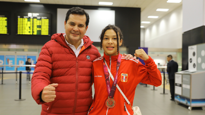 ● Presidente del IPD, Federico Tong Hurtado, recibió a los medallistas en el Aeropuerto Jorge Chávez.