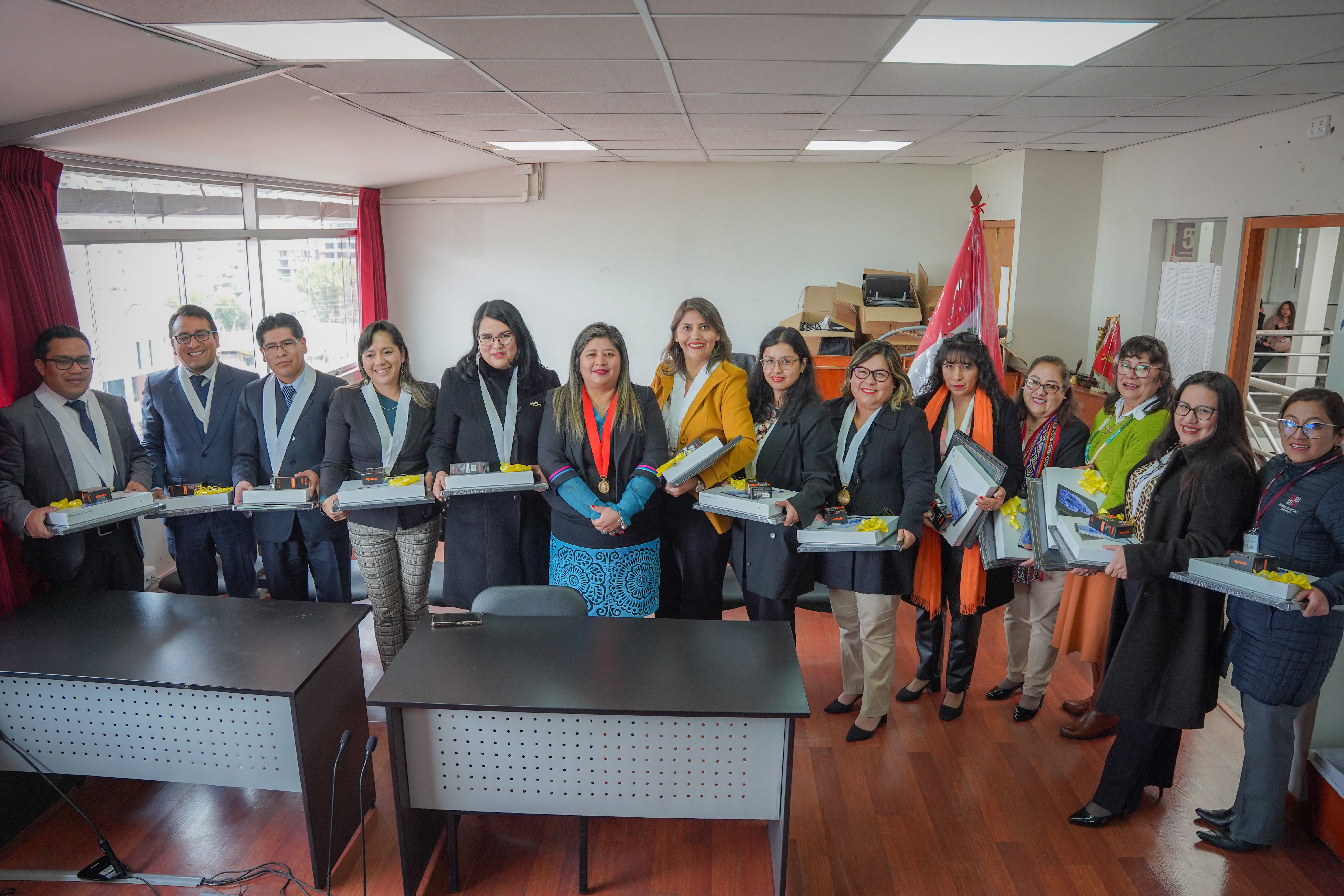 Presidenta de la Corte de Cusco entregó equipos tecnológicos para optimizar la labor en la lucha contra la violencia