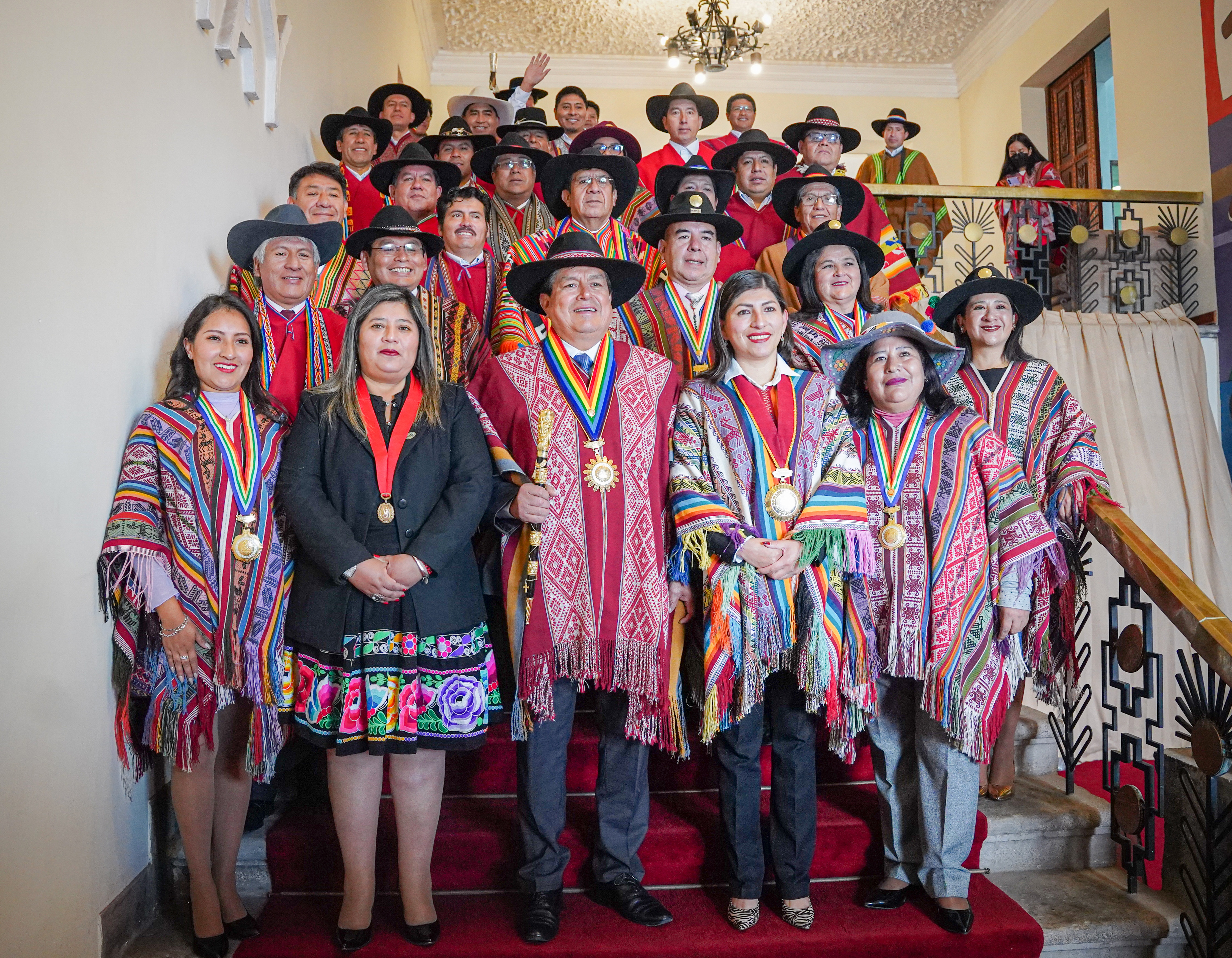 En el mes jubilar del Cusco Presidenta de la Corte Cusqueña asistió al desfile de saludo de las trece provincias de la región