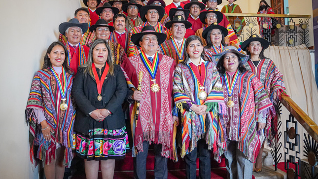 En el mes jubilar del Cusco Presidenta de la Corte Cusqueña asistió al desfile de saludo de las trece provincias de la región
