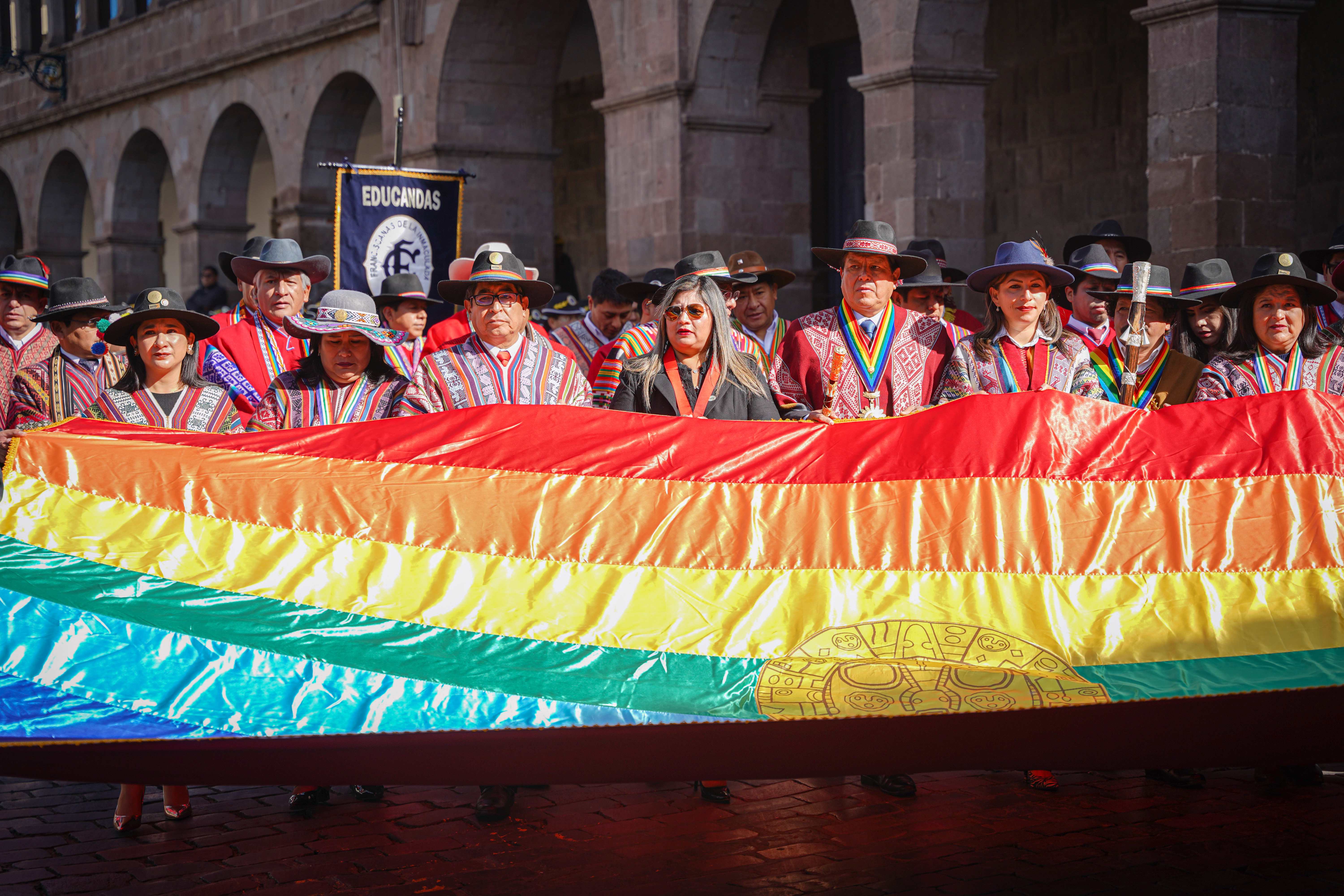 En el mes jubilar del Cusco Presidenta de la Corte Cusqueña asistió al desfile de saludo de las trece provincias de la región