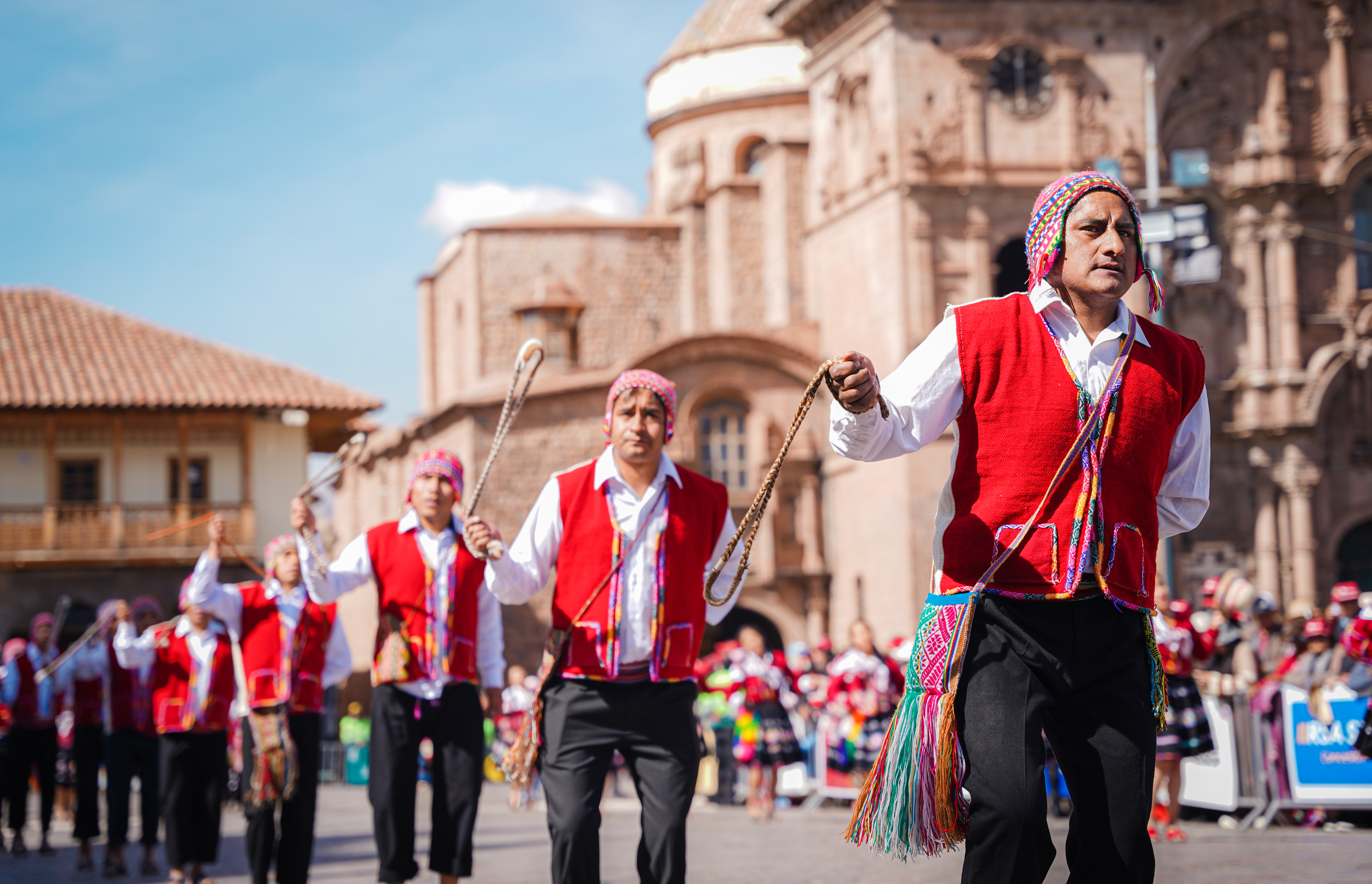 En el mes jubilar del Cusco Presidenta de la Corte Cusqueña asistió al desfile de saludo de las trece provincias de la región
