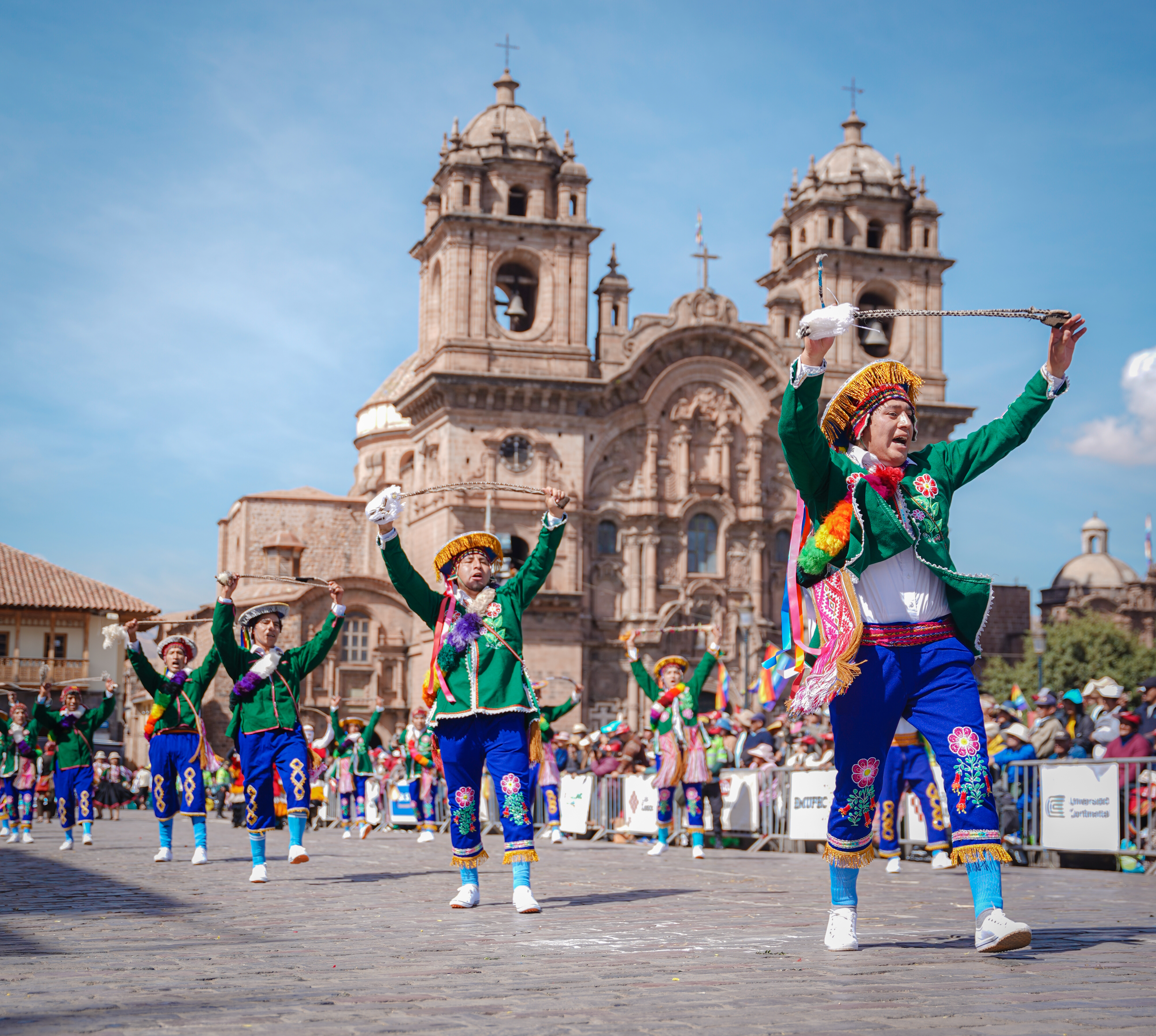 En el mes jubilar del Cusco Presidenta de la Corte Cusqueña asistió al desfile de saludo de las trece provincias de la región