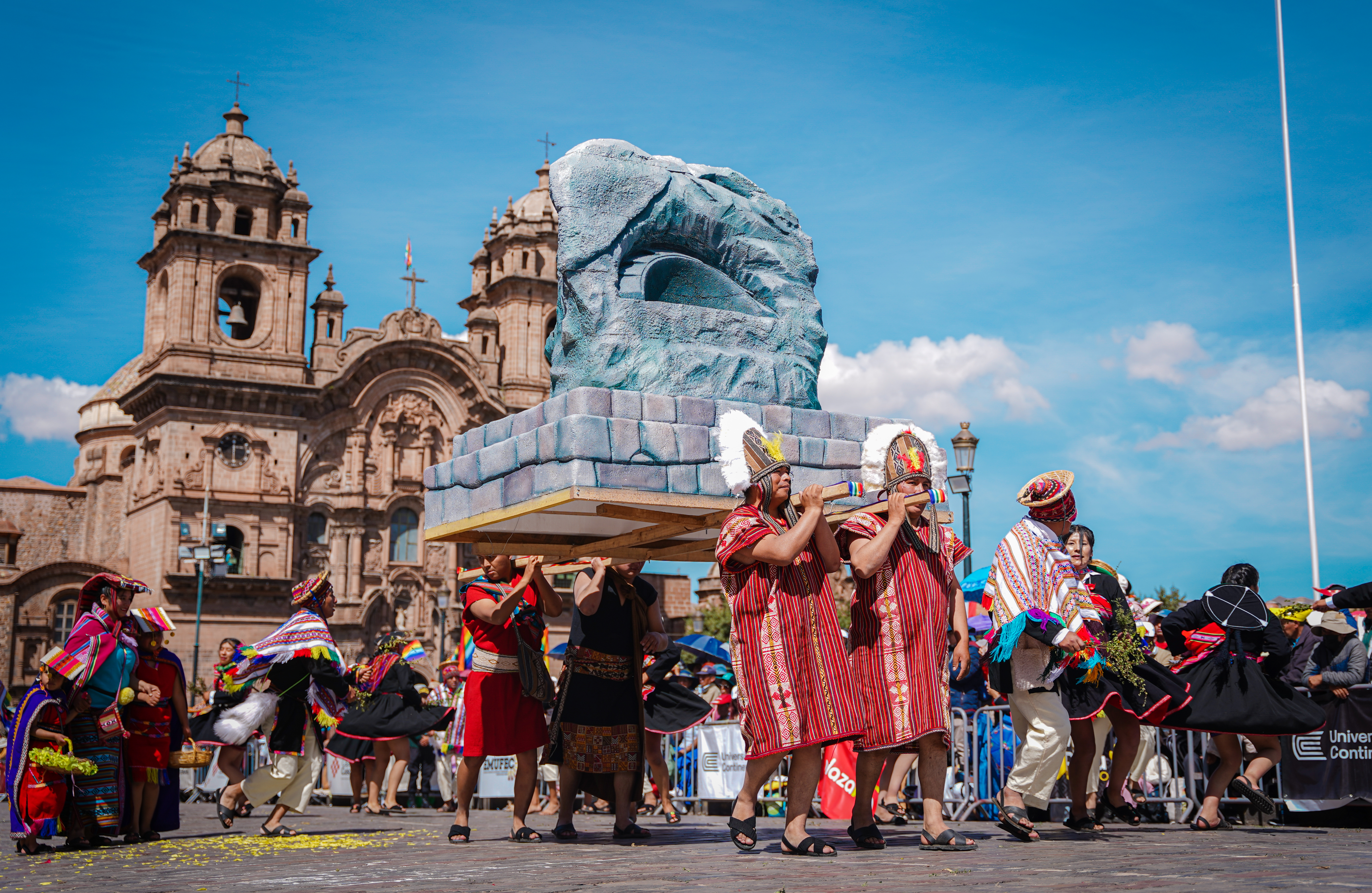 En el mes jubilar del Cusco Presidenta de la Corte Cusqueña asistió al desfile de saludo de las trece provincias de la región