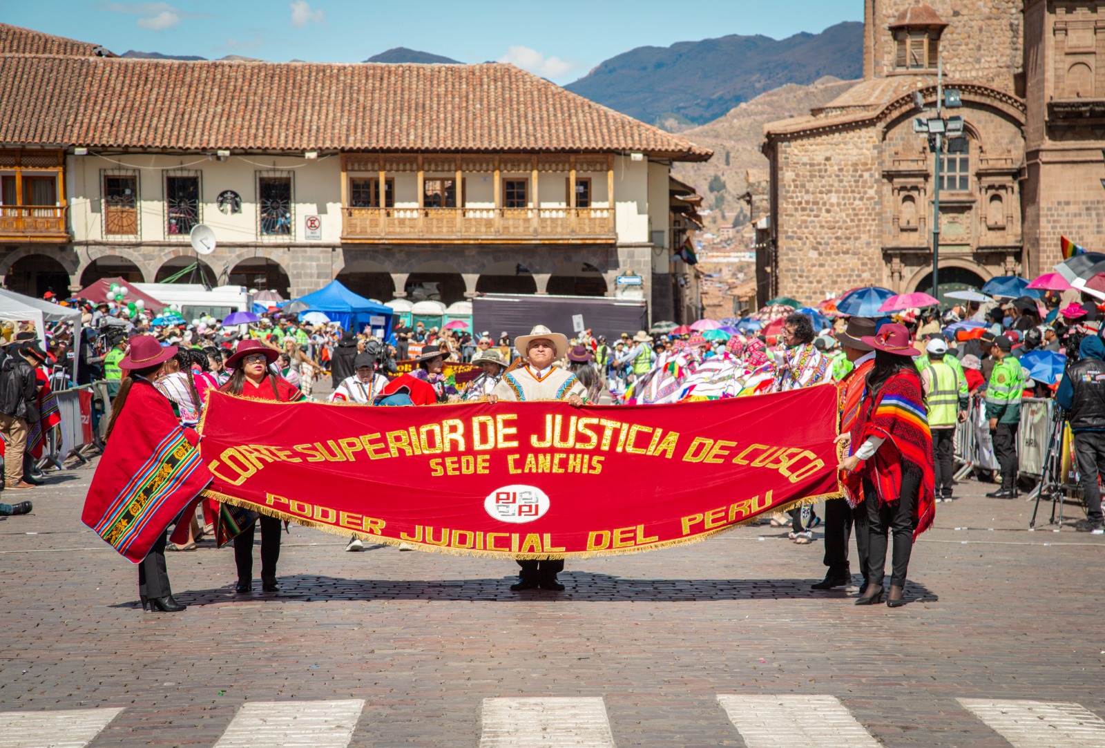 Integrantes de la familia judicial cusqueña rindieron homenaje a la ciudad imperial