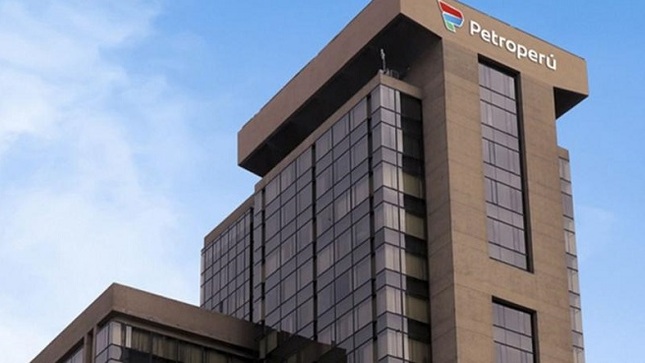 La Contraloría General de la Repúblicainformó que, según los resultados de tres informes de control posterior realizados a la empresa Petróleos del Perú S.A. (Petroperú), se registró un perjuicio económico valorizado en un total de S/ 3 615 091 como resultado de una serie de deficiencias en la gestión de diversos servicios adquiridos por la petrolera estatal y por lo cual se determinó presunta responsabilidad civil y/o administrativa en ocho funcionarios de dicha entidad.