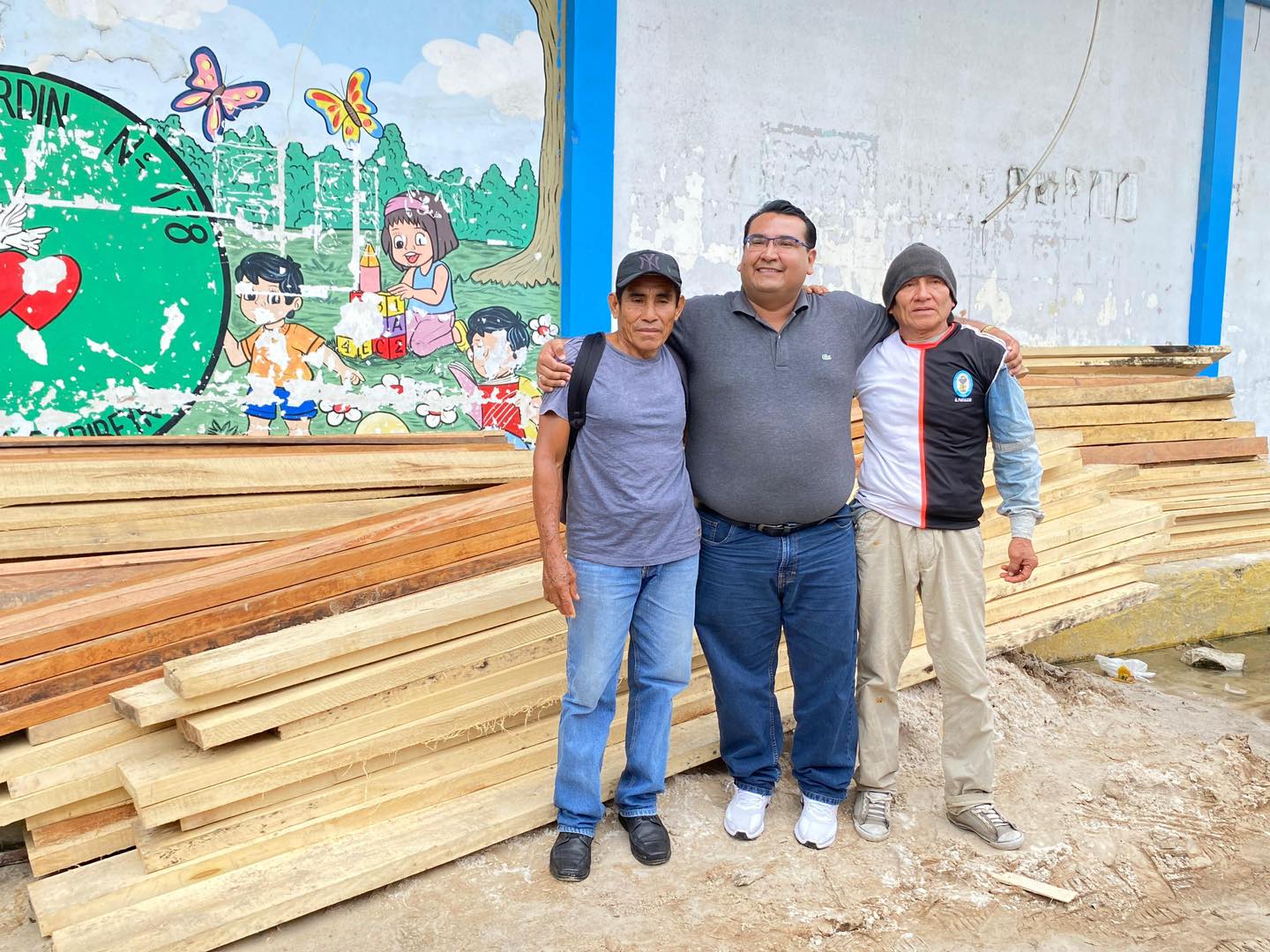 Apoyo al entregar materiales que mejorarán las condiciones de vida en diversos sectores del distrito.