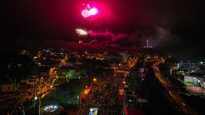 Espectaculares fuegos artificiales en el cielo del distrito