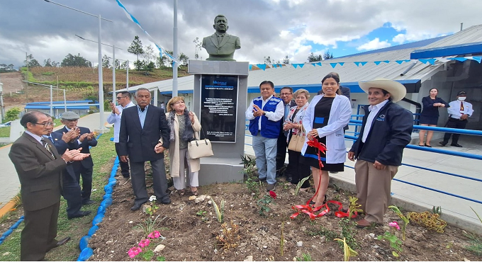 Develan busto del Dr. Gilberto Villena Arrobas en Hospital Bicentenario Chota de EsSalud