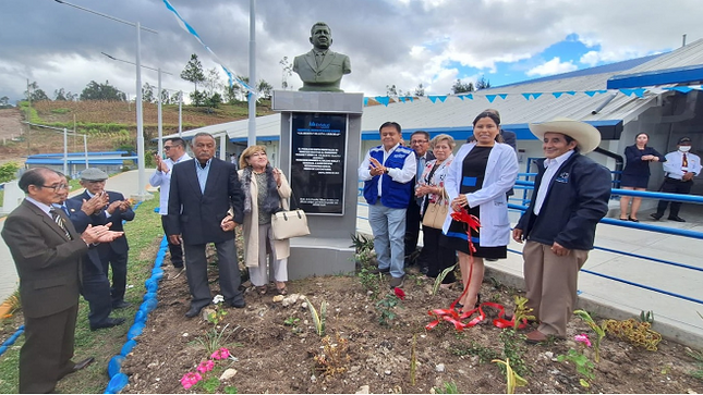 Develan busto del Dr. Gilberto Villena Arrobas en Hospital Bicentenario Chota de EsSalud