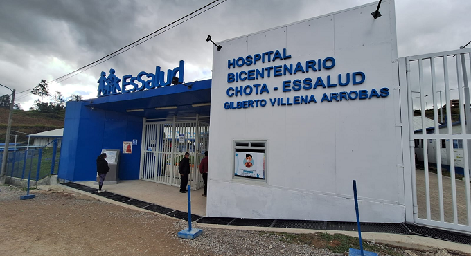 Develan busto del Dr. Gilberto Villena Arrobas en Hospital Bicentenario Chota de EsSalud