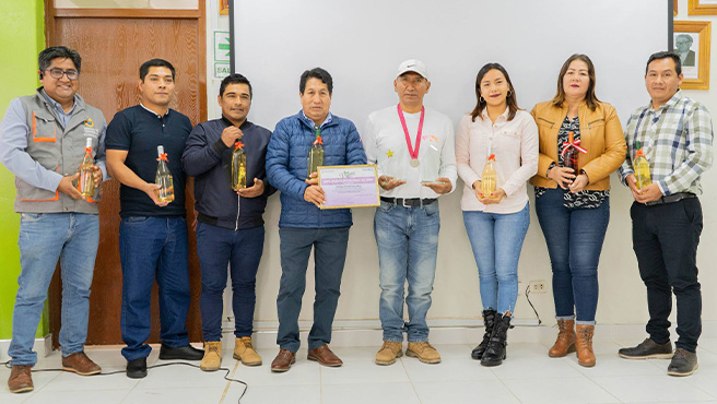Reconocimiento al señor Juan José López Reyes del fundo San Lukas, por su logro en el concurso nacional de vinos peruanos.