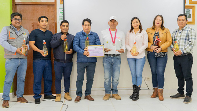 Reconocimiento al señor Juan José López Reyes del fundo San Lukas, por su logro en el concurso nacional de vinos peruanos.