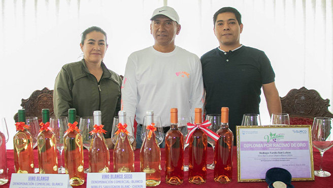 Reconocimiento al señor Juan José López Reyes del fundo San Lukas, por su logro en el concurso nacional de vinos peruanos.