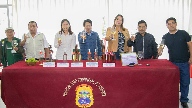Reconocimiento al señor Juan José López Reyes del fundo San Lukas, por su logro en el concurso nacional de vinos peruanos.