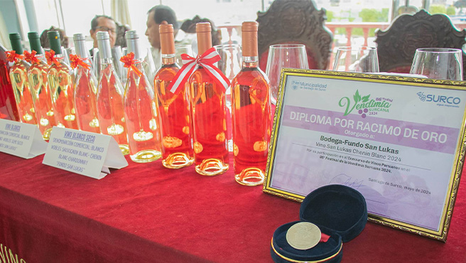 Reconocimiento al señor Juan José López Reyes del fundo San Lukas, por su logro en el concurso nacional de vinos peruanos.