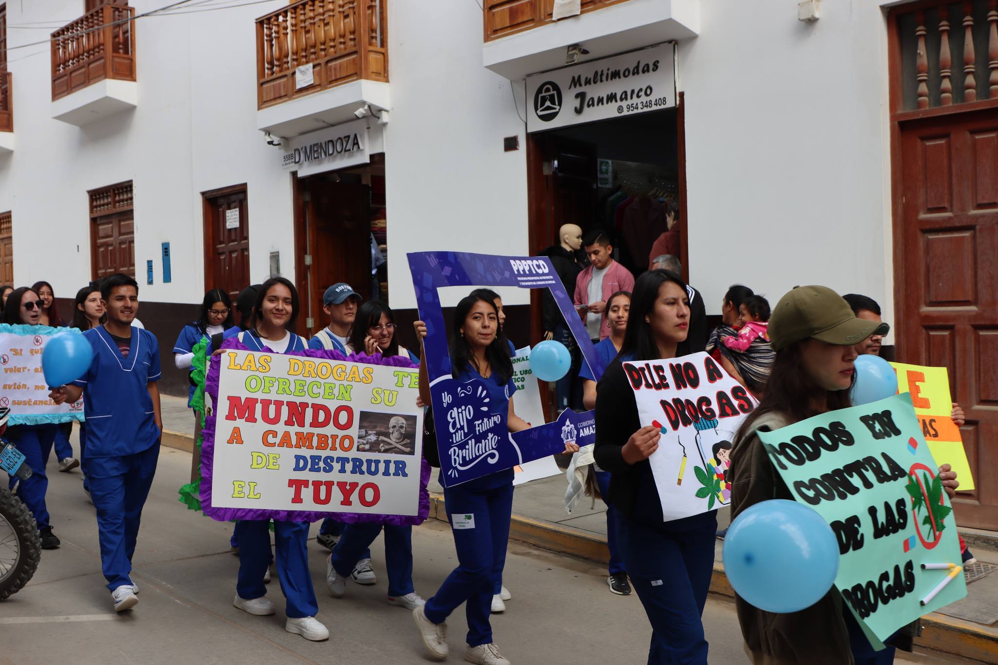 Dirección Regional de Educación Amazonas Organiza Pasacalle y Feria de Servicios "Yo Elijo un Camino Brillante"
