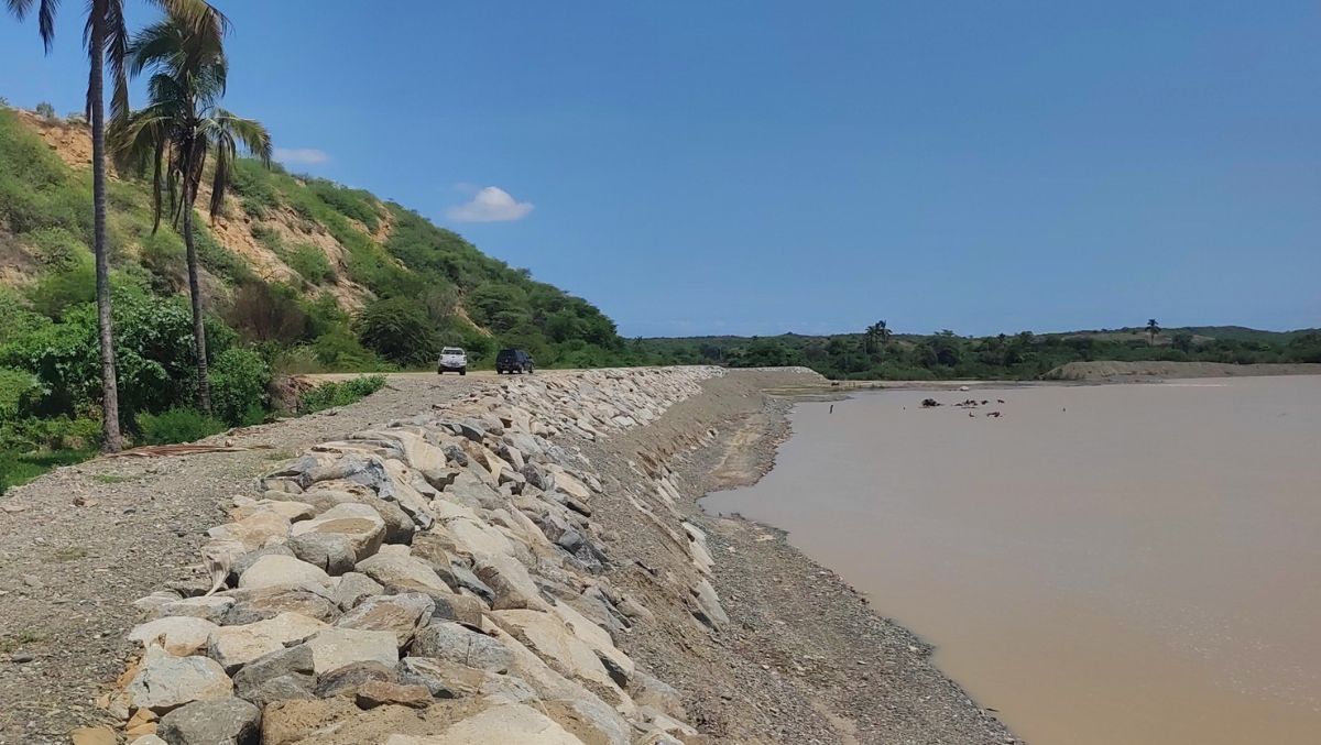 La Contraloría General identificó un perjuicio económico de S/ 735 332 por irregularidades en el servicio de protección de la ribera margen derecha del río Chira con enrocado al volteo del centro poblado de Chocán (Querecotillo – Sullana), a cargo del Proyecto Especial Chira Piura (PECHP), unidad ejecutora del Gobierno Regional Piura.