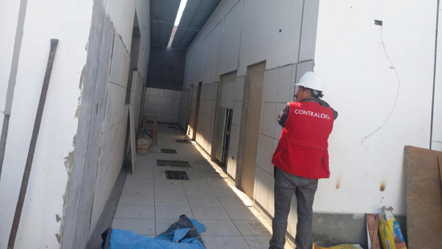  La Contraloría reveló importantes irregularidades en el Gobierno Regional de Junín tras la contratación de los servicios de un locador desde el 2019 al 2021 y en el 2023. Los hallazgos señalan que unos 17 funcionarios y servidores del gobierno contrataron a un mismo locador para labores en diferentes obras que se encontraban paralizadas, no habían iniciado o ya contaban con otros locadores, lo que habría generado un perjuicio económico de S/ 69,920.00.