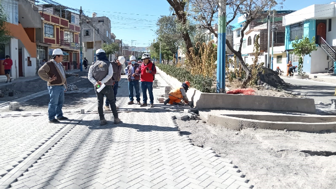 La Contraloría General alertó deficiencias técnicas en la pavimentación de adoquín de concreto en vías y en la construcción de bermas y veredas en el distrito de Hunter, provincia y departamento de Arequipa. El proyecto demanda una inversión de S/ 2 515 607 y un plazo de ejecución de 120 días calendarios en su primera etapa y tiene como fecha de culminación el 11 de julio de 2024.