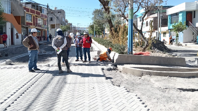  La Contraloría General alertó deficiencias técnicas en la pavimentación de adoquín de concreto en vías y en la construcción de bermas y veredas en el distrito de Hunter, provincia y departamento de Arequipa. El proyecto demanda una inversión de S/ 2 515 607 y un plazo de ejecución de 120 días calendarios en su primera etapa y tiene como fecha de culminación el 11 de julio de 2024.