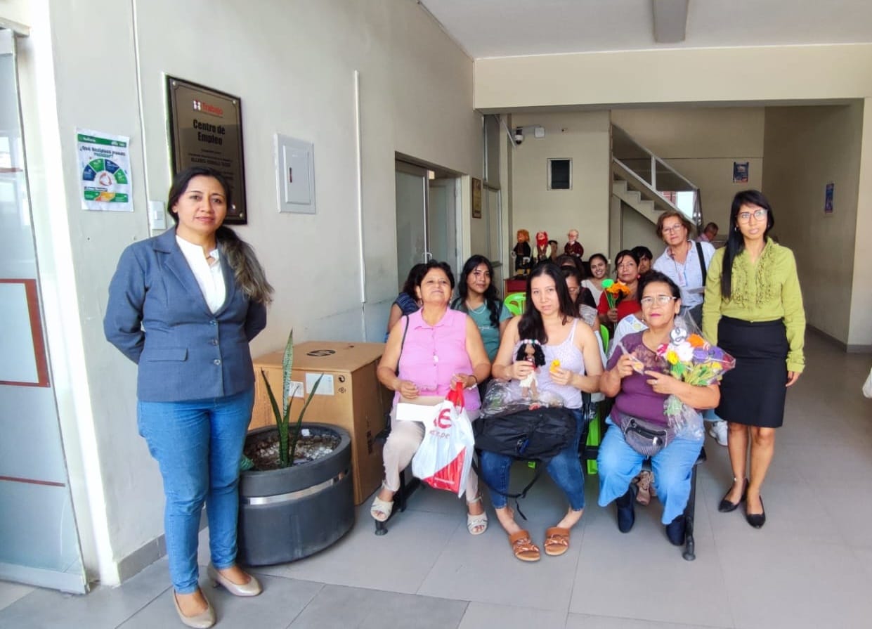 La municipalidad de Sullana, a través de la Subgerencia de Desarrollo Turístico, realizó con gran éxito la primera convocatoria descentralizada de inscripción al Registro Nacional de Artesanos, a través de un trabajo articulado entre la comuna chirense y la Dirección Regional de Comercio Exterior y Turismo (DIRCETUR). Más de 70 artesanos llegaron desde tempranas horas a la oficina de Desarrollo Turístico el día lunes 17 de junio, para iniciar su inscripción.
Así lo indicó la subgerente de Desarrollo Turístico, Mg. Flor Otero Juárez, quien además señaló que un total de 75 artesanos lograron su inscripción en esta primera convocatoria.
“Este trabajo articulado se logró con el apoyo de la Dirección Regional de Comercio Exterior y Turismo que envió a la registradora Ana Claudia Gómez Villalta para la inscripción de los artesanos. Estos más de 70 artesanos pertenecen al rubro de alfarería, cerámica, textilería, orfebrería, recursos acuícolas, vidrio, entre otras formas de artesanía explotadas en la provincia de Sullana”, indicó la subgerente.
Ante la necesidad de identificar a los artesanos de la provincia el alcalde de Sullana Ing. Marlem Mogollón, gestionó a través de la Gerencia de Desarrollo Económico y la Subgerencia de Desarrollo Turístico que se realice la primera convocatoria de inscripción al Registro Nacional de Artesanos, a través de la Dirección Regional de Comercio Exterior y Turismo. Esto permitirá a los a los artesanos de la provincia tener una identificación oficial de la DIRCETUR, tener acceso a actividades de articulación comercial a nivel nacional e internacional, podrán participar en ferias y recibir capacitaciones a través de talleres.
En tanto, la Mg. Flor Otero Señaló que se ha coordinado con DIRCETUR para que se lleve a cabo una segunda convocatoria para el registro de artesanos en Sullana. Estas acciones descentralizadas fortalecerán el trabajo de la municipalidad de Sullana que busca dar valor agregado a los artesanos, para que se capaciten y puedan ofrecer mejores productos, a la vez que mejoran sus ingresos.