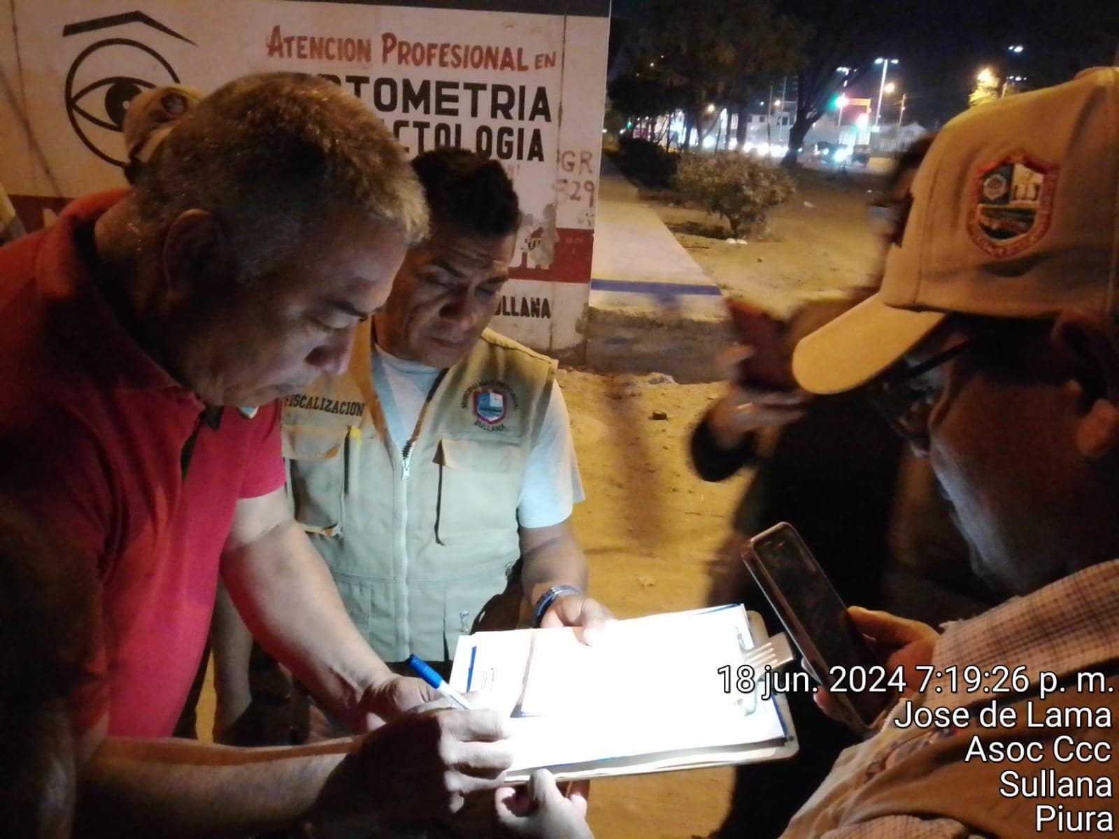 En un esfuerzo continuo por mantener la ciudad limpia y ordenada, los Fiscalizadores Ambientales de la Municipalidad Provincial de Sullana intervinieron y sancionaron al ciudadano José Abraham Ortiz Coloma. El infractor fue sorprendido arrojando desmonte desde su motofurgón a un costado del Hogar de Adultos Mayores San Francisco de Asís, ubicado en la prolongación José de Lama.
El hecho ocurrió cuando el personal fiscalizador, acompañados por la Subgerente de Control Municipal, Dra. Jenny Gonzales Córdova, y agentes de Serenazgo, detuvieron el vehículo motofurgón de placa 9021-3P. El vehículo estaba en el acto de arrojar residuos sólidos a la vía pública en la zona mencionada. La intervención también contó con el apoyo del personal de Transportes.
En cumplimiento de la Ordenanza Municipal N° 018-2014/MPS, el ciudadano Ortiz Coloma fue multado por la infracción tipificada con el código E-113, que se refiere al acto de arrojar residuos en la vía pública. La sanción impuesta equivale al 30% de una Unidad Impositiva Tributaria (UIT). Además de la multa, se procedió con la medida complementaria inmediata de internar el motofurgón en el depósito municipal Amador Agurto, como una forma de asegurar el cumplimiento de las normativas de control ambiental y urbano.