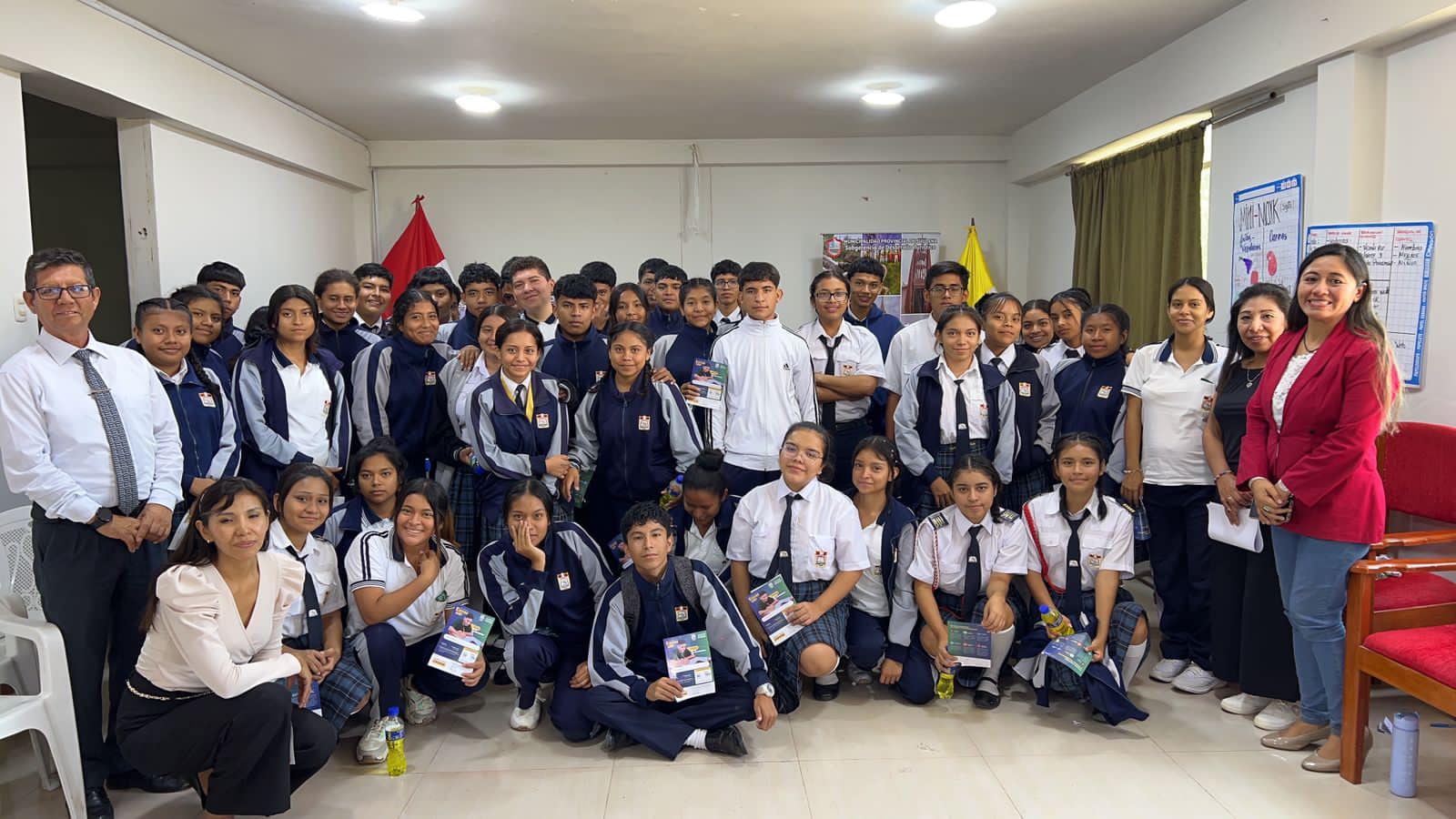 La Municipalidad Provincial de Sullana, que dirige el alcalde Ing. Marlem Mogollón Meca, organizó el segundo taller teórico-práctico dirigido a los alumnos de quinto de secundaria de la Institución Educativa Lizardo Otero, del distrito de Miguel Checa. Esta actividad se llevó a cabo con el objetivo de fomentar el espíritu emprendedor entre los jóvenes estudiantes.
El taller, que se desarrolló el martes 18 de junio en el auditorio de la municipalidad de Miguel Checa, contó con la colaboración de la Universidad Nacional de Frontera como aliado estratégico.
La subgerente de Desarrollo Turístico de la Municipalidad de Sullana Mg. Flor Otero Juárez enfatizó la importancia de estos talleres que permiten a los jóvenes aprender, tener visión, ser emprendedores y llevar a la acción herramientas indispensables para un negocio o emprendimiento. “Queremos seguir trabajando y coadyuvando esfuerzos entre la municipalidad provincial, municipalidad distrital, la Universidad Nacional de Frontera y las Instituciones Educativas", señaló la subgerente Flor Otero.
También, asistieron a la actividad importantes autoridades como el subgerente de Educación, Mg. Houdini Guerrero, y el gerente de Desarrollo Económico, economista Floro Rumiche.