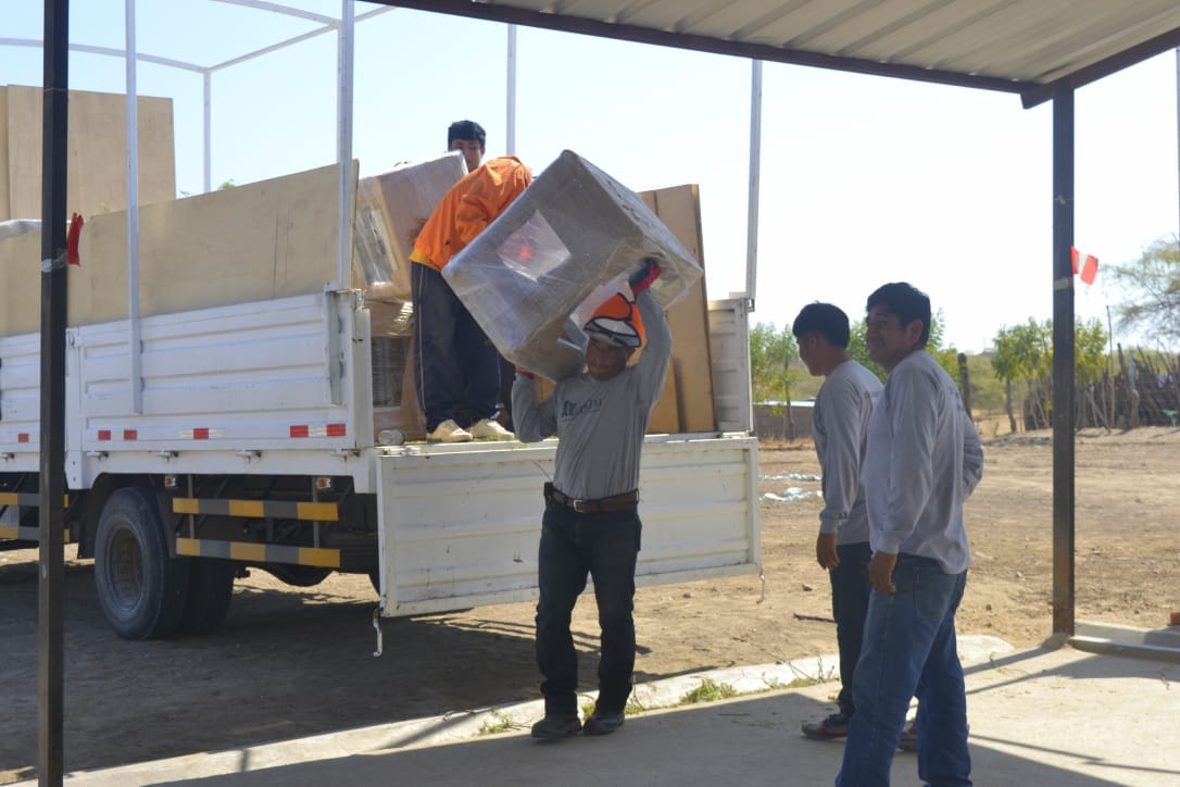 Más de 4 mil estudiantes de Tambogrande reciben mobiliario escolar de parte del Gobierno Regional