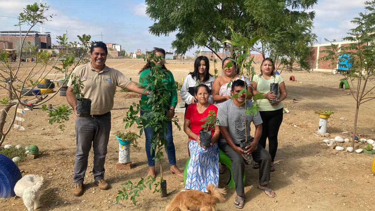 🟧✅ Municipalidad de sullana impulsa arborización en "las colinas del chira" con entrega de plantones
La Municipalidad Provincial de Sullana, a través de su Gerencia de Gestión Ambiental, continúa con su compromiso de fomentar áreas verdes y promover la arborización en la ciudad. En esta ocasión, y en respuesta a la solicitud de los residentes de la segunda etapa del sector Las Colinas del Chira, la municipalidad entregó 40 plantones forestales para embellecer y revitalizar sus espacios verdes.
"Estamos muy agradecidos por la pronta respuesta y el apoyo del Ing. Marlen Mogollón a través de la Gerencia de Gestión Ambiental", expresó por la Sra. Dora Amasifuén Rojas, secretaria de la Junta Vecinal (Juvecu) de Las Colinas del Chira.
La iniciativa, liderada por el Ing. Henry Paul Seminario Borrero, jefe de la Gerencia de Gestión Ambiental, busca mejorar la calidad de vida de los habitantes y contribuir al equilibrio ecológico mediante la plantación de especies autóctonas. Entre los plantones entregados se incluyen variedades como Molle, Charán, Almendros, Ceibos, Angolos y Falso Guayacán, todas ellas especies adaptadas al ecosistema de bosques estacionalmente secos de la región.
