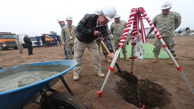 Ministro de Defensa coloca la primera piedra para la remodelación del Cuartel Rafael Hoyos Rubio