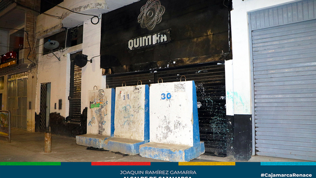 ✅En un operativo conjunto realizado por la Municipalidad Provincial de Cajamarca, la Policía Nacional del Perú (PNP) y la Fiscalía de la Nación, clausuraron de manera definitiva la discoteca Química. Durante el operativo, se retuvieron los bienes del establecimiento y se colocaron bloques para asegurar su clausura. Bianca Saucedo, responsable de la oficina de Comercialización y Licencias, informó que también se verificaron los locales Cactus y Barra Vip, encontrando déficits en temas de seguridad.
🚨Este operativo es parte de una serie de acciones coordinadas entre diferentes entidades del Estado para asegurar el cumplimiento de las normativas vigentes y promover la seguridad en los establecimientos comerciales de la ciudad. Las autoridades recalcan la importancia de que los locales nocturnos cumplan con todas las normativas de seguridad para garantizar la integridad de sus clientes y del público en general.