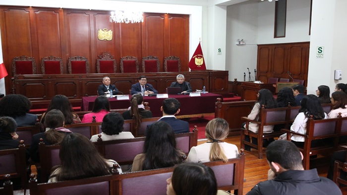 Cuarenta alumnos de la facultad de derecho de la Universidad de Lima recibieron charla sobre competencias del Tribunal Constitucional